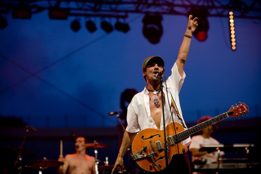 Французский музыкант Manu Chao, пожалуй, самый независимый и непредсказуемый артист. Обладатель премий «MTV Europe Music Awards» и «Гойя».