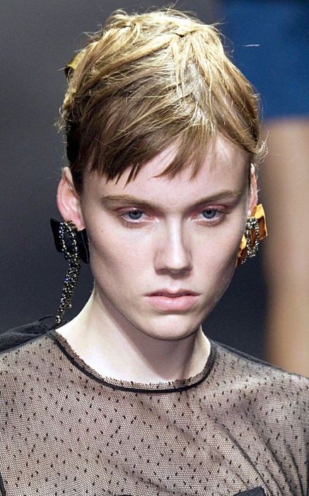 Показ Lanvin, весна-лето 2016 (сережки сочетают из разных наборов украшений Lanvin)