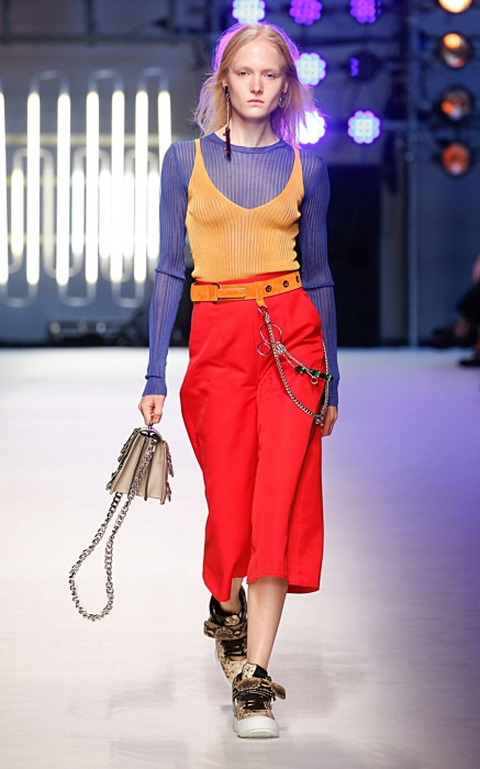 Серьги со скейтбордом на показе MSGM, весна-лето 2016