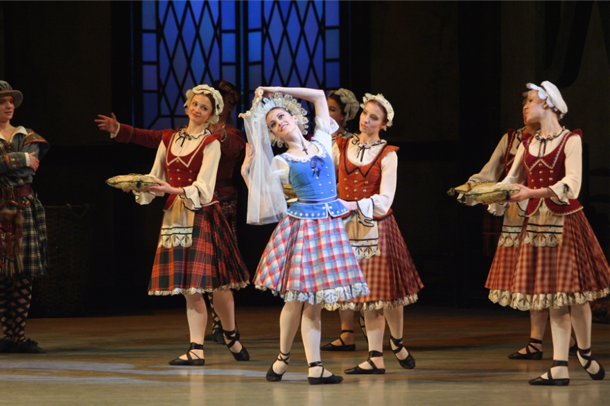 Надежда Батоева – Эффи в сцене спектакля.