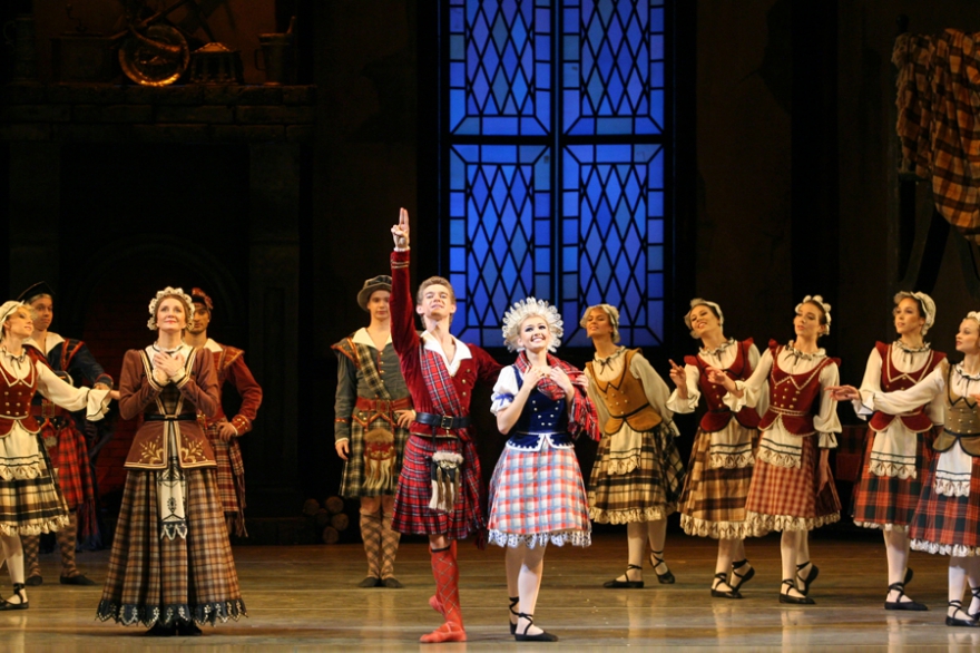 Алексей Тимофеев – Джеймс и Оксана Марчук – Эффи в сцене спектакля.