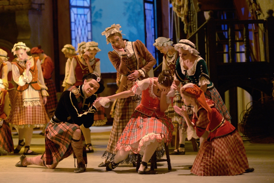 Юрий Смекалов – Гурн в сцене спектакля.