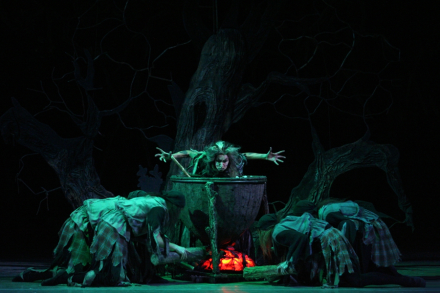 Сцена из спектакля.