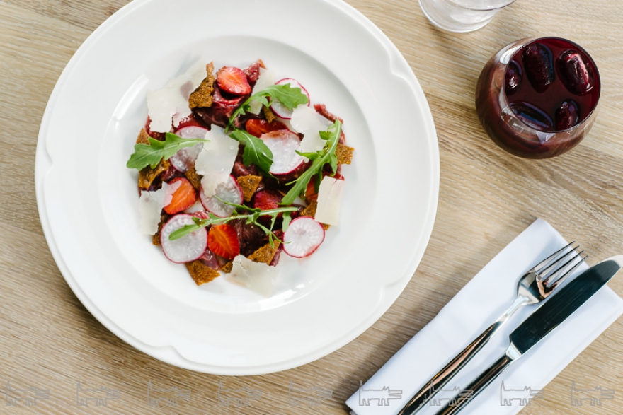 Карпаччо из говядины с клубникой