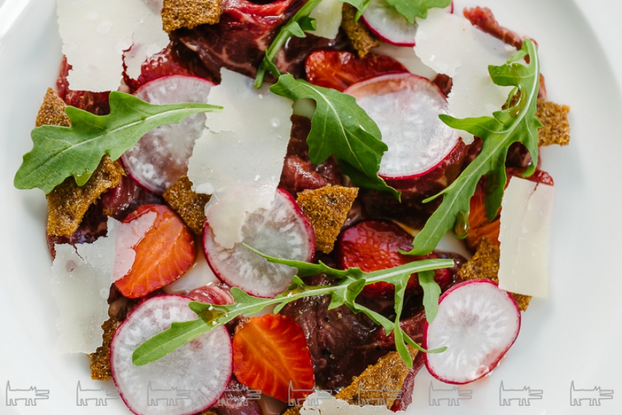 Карпаччо из говядины с клубникой