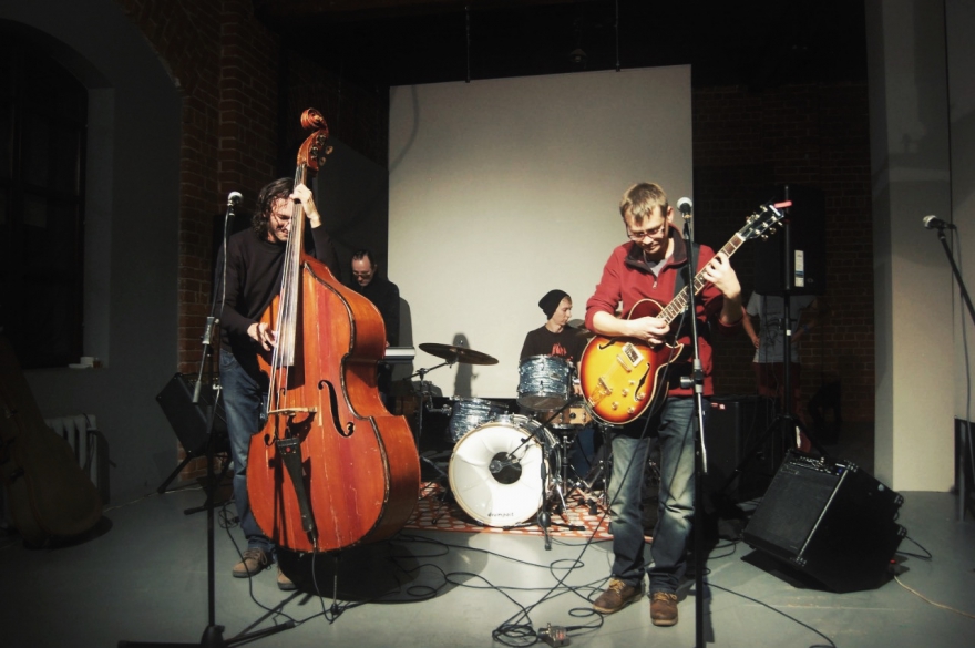 Суббота, 4 июня Впервые на сцене Roсkstar Bar - группа «Ощень Жыдкия Гвозди». Фронтмены бэнда, созданного в 2013 году - это отцы абсурдного авант