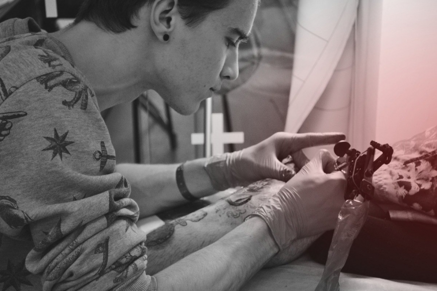 Вторник, 7 июня Два тату-мастера проведут в «Циферблате» мастер-класс, но ничьи тела от портаков не пострадают: учить будут на фруктах. Миша Атлас не