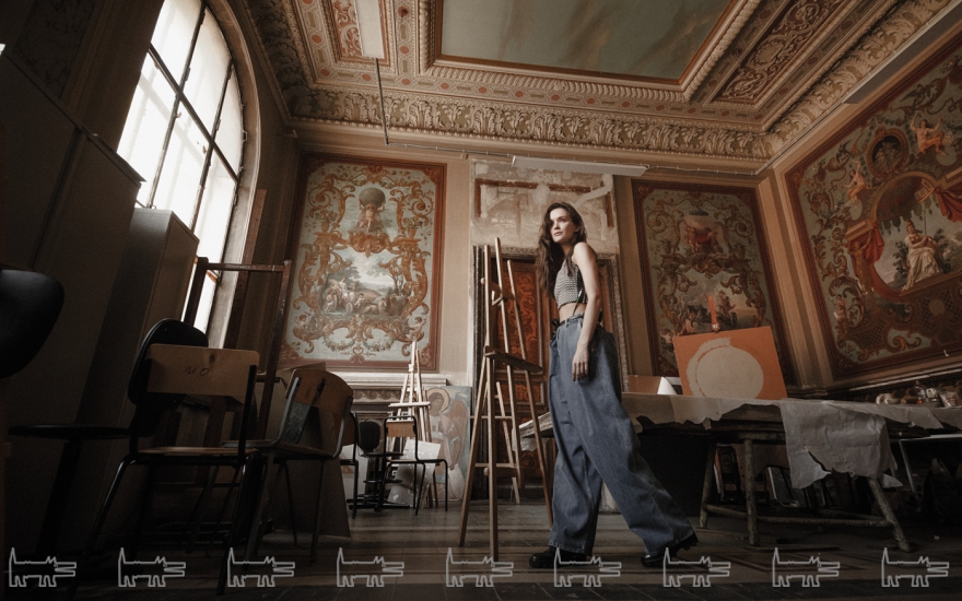 Топ Сeline, джинсы Dries Van Noten, ботинки Balenciaga (все — ДЛТ)