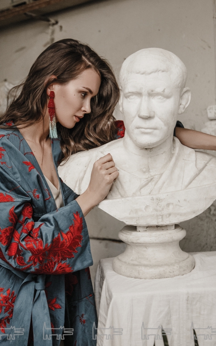 Халат Dries Van Noten, блуза Theory, серьга Oscar de la Renta (все — ДЛТ) На странице справа: топ Celine, брюки Marni (все — ДЛТ)