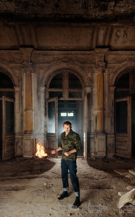 Куртка Stone Island (ДЛТ), футболка H&M (H&M), винтажные джинсы Levi's (Off), ботинки Dr. Martens — собственность стилиста