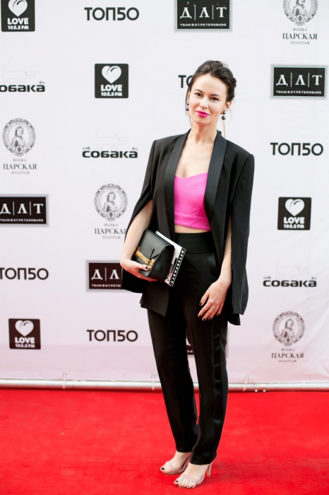 Алла Шарандина в смокинге H&M Conscious и кроп-топе J.O.A., 2015 год