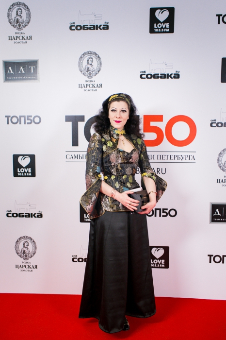 Мэган Виртанен в юбке и топе собственного дизайна, туфлях Marc Jacobs, 2015 год