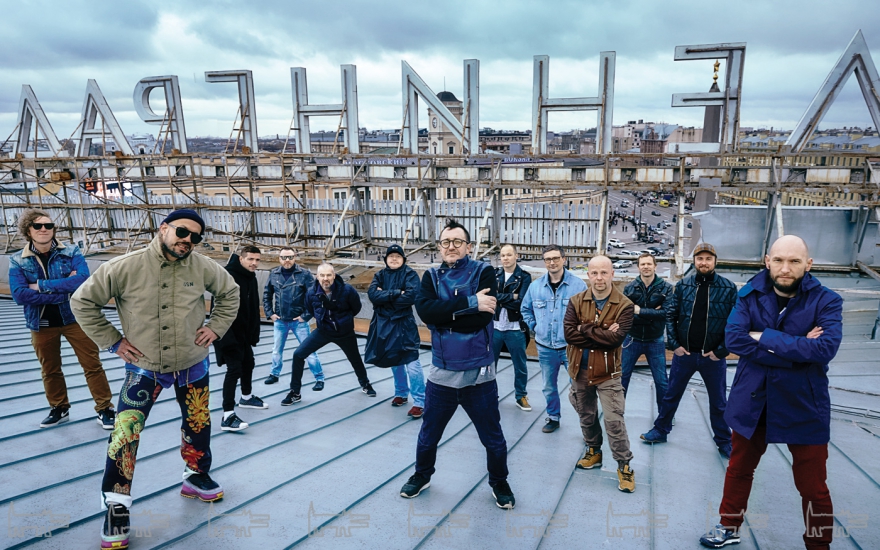 На Алексее Каневе: куртка Les Hommes. На Илье Рогачевском: куртка Stone Island. На Владиславе Александрове: куртка Gucci. На Константине Лимонове