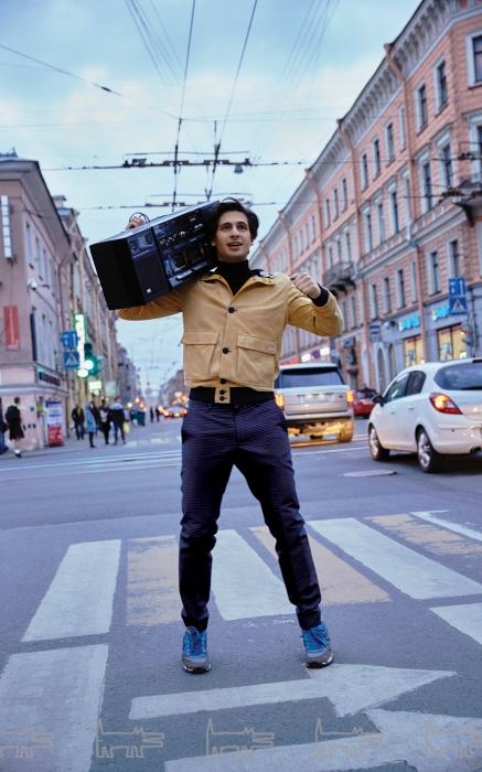 Куртка Tom Ford, брюки Kiton (все — ДЛТ), водолазка Tommy Hilfiger (Tommy Hilfiger), винтажные значки Off (Off)