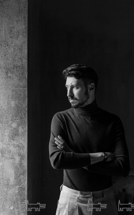 Водолазка Tom Ford (ДЛТ), винтажные брюки Off (Off), кеды Vans — собственность героя