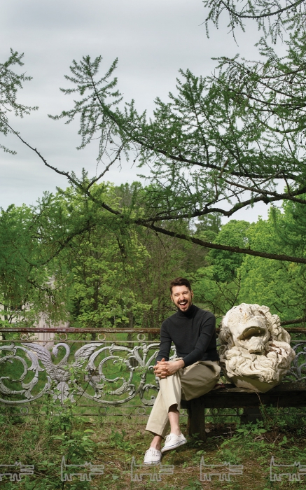 Водолазка Tom Ford (ДЛТ), винтажные брюки Off (Off), кеды Vans — собственность героя