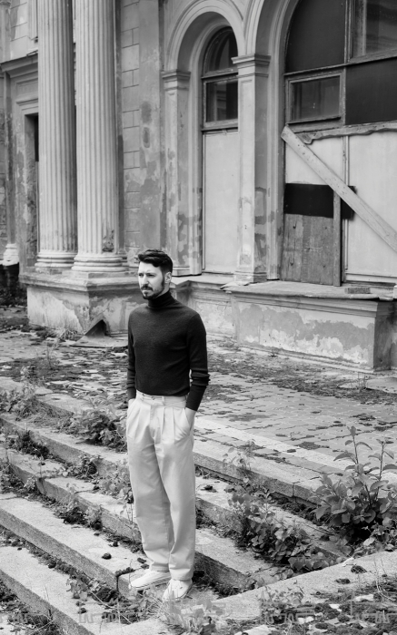 Водолазка Tom Ford (ДЛТ), винтажные брюки Off (Off), кеды Vans — собственность героя