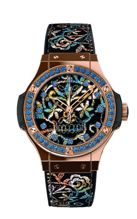 Циферблат часов Hublot Big Bang Broderie Sugar Skull украсила вышитая на шелковой органзе и погруженная в карбон «сахарная голова» — теперь нити ее