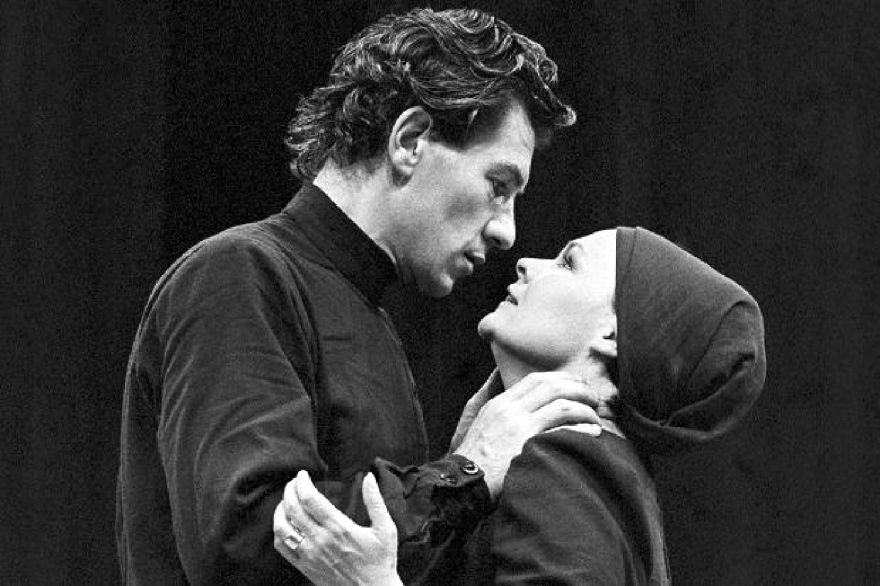 Иэн МакКеллен и Джуди Денч в «Макбете»