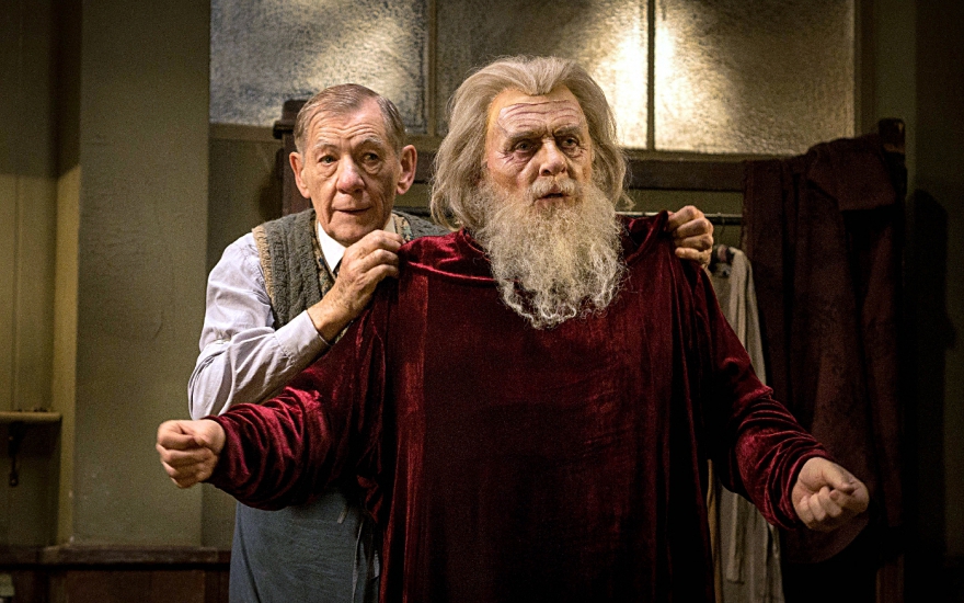 Иэн МакКеллен и Энтони Хопкинс в «Костюмере»
