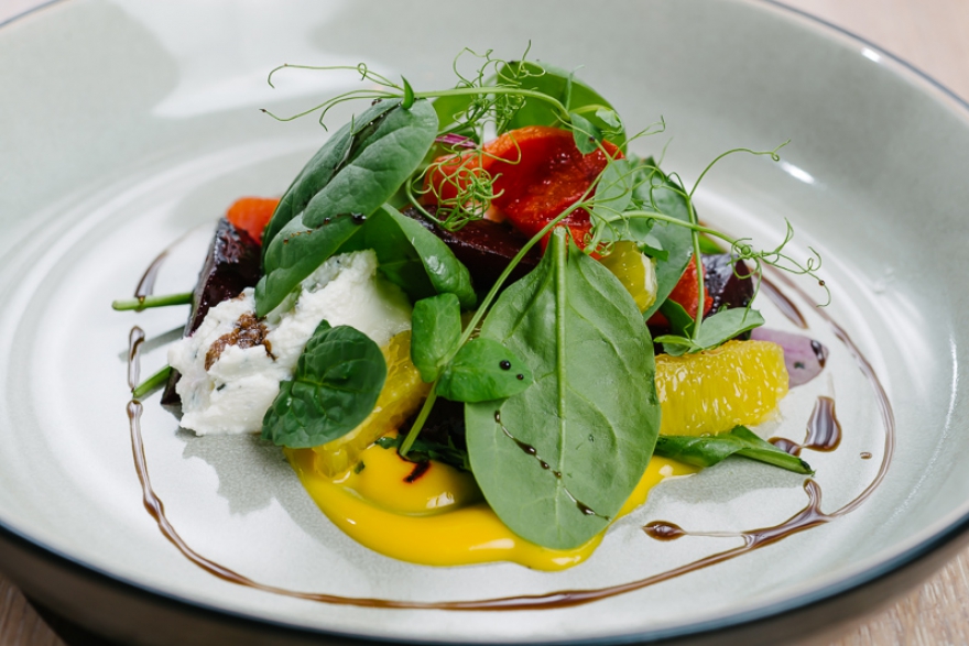 Салат из пряной свеклы с рикоттой и соусом из манго