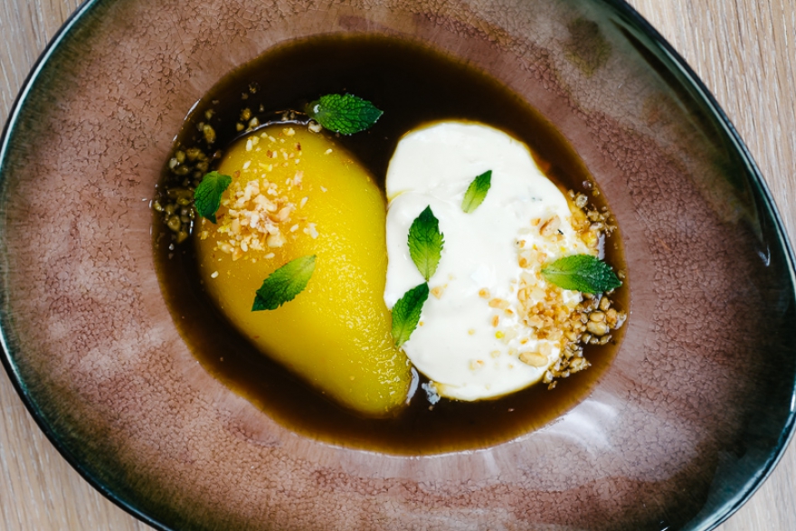 Шафрановая груша с ганашем и горгонзолой в сиропе из хереса