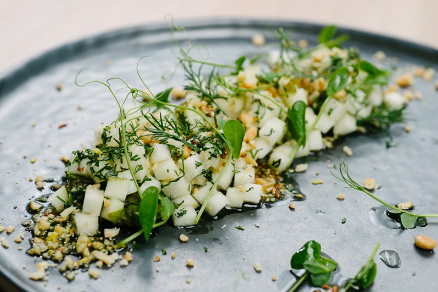 Салат из авокадо и груши с кедровыми орехами