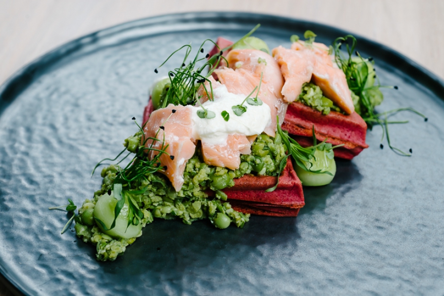Свекольная вафля с тушёнкой из лосося и сливочным хреном