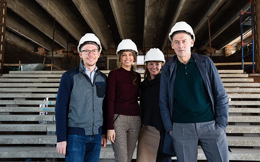 Антон Белов, Даша Жукова, Кейт Фаул и Рем Колхас на стройке «Гаража» в парке Горького