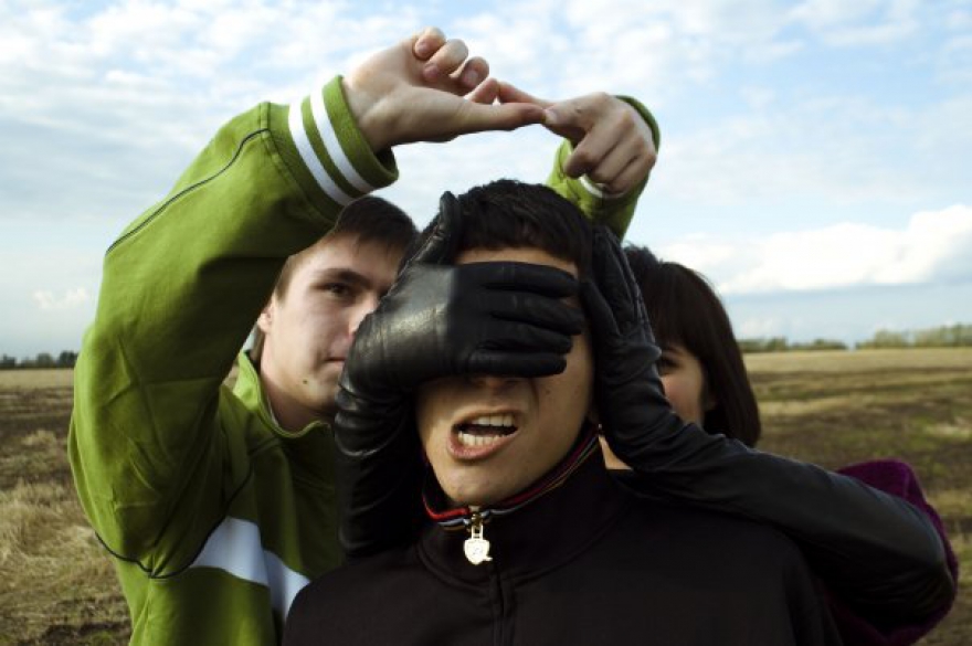 Но к моменту выпуска альбома один из участников покинул коллектив и они остались втроем: Ильяс Гафаров, Назим Исмагилов и Альбина Сулейманова.