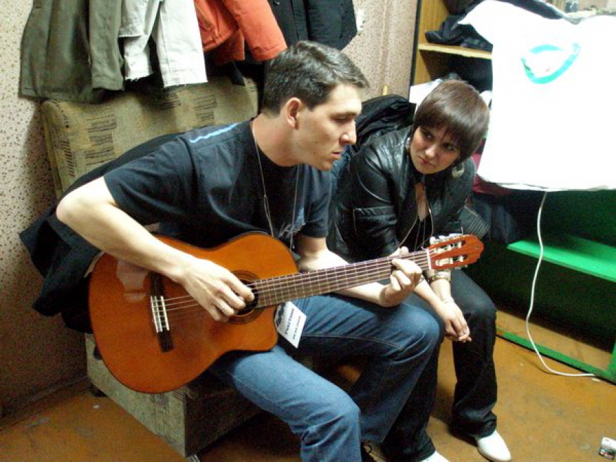 Редкий архивный кадр – вокалистка группы Альбина в гримерке со своим кумиром – Мубаем. Она еще не подозревает, что песня «Сәрләүхәсез» в ее исполнении