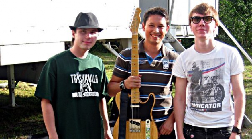 С 2009 по 2012 Ittifaq побывали с концертами практически во всех крупных городах России, и даже в финских лесах. На фото – Ильяс с татарскими