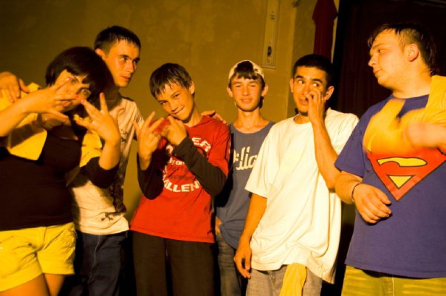 2008 год. «Какой-то безумный сейшн в лагере «Сәләт», а в кадре вокалистка Альбина Сулейманова, будущий танцор балета и актер Нурбек Батулла, еще