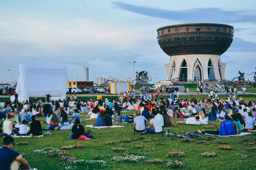 Суббота, 16 июля Кроме того, площадка перед «Чашей» стала не только местом для прогулок, фотосессий и активного отдыха, но и кинотеатром под открытым