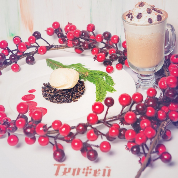 «Трофей» Мороженое «Еловое» Верный своей концепции добывать исходные продукты для блюд в лесу, шеф-повар Евгений Пашин и для десерта искал ингредиенты