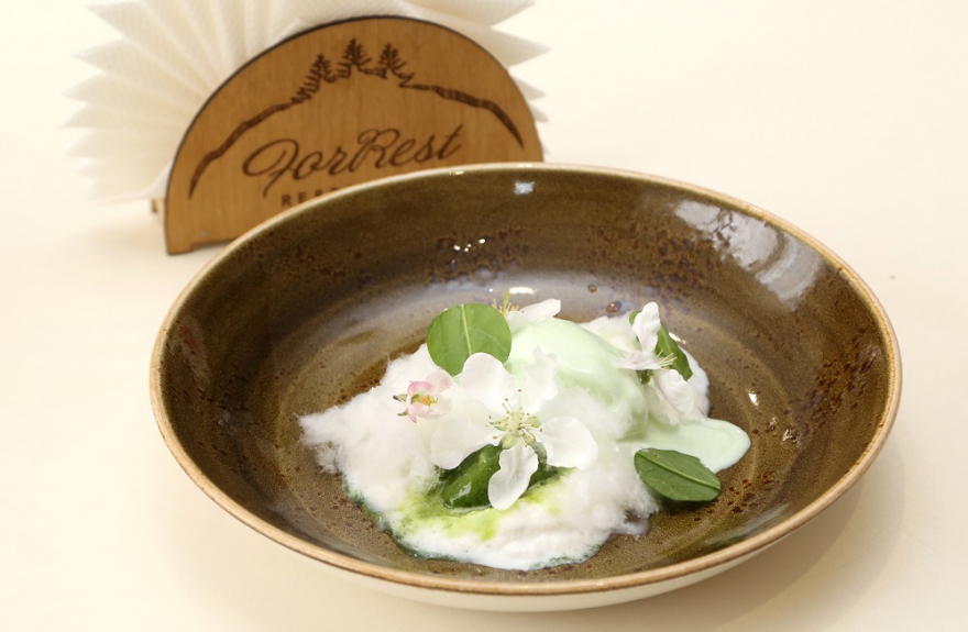 Forrest Мороженое из лепестков в яблони Яблони в цвету не просто вдохновили шеф-повара Артема Фадеева – он решил попробовать лепестки на вкус. И