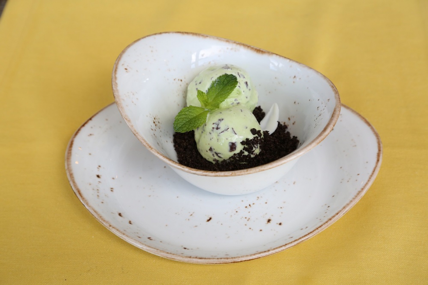 La Famiglia Мятно-шоколадное мороженое В ресторане итальянской авторской кухни на десерт готовят оригинальное мятно-шоколадное мороженое – нежное