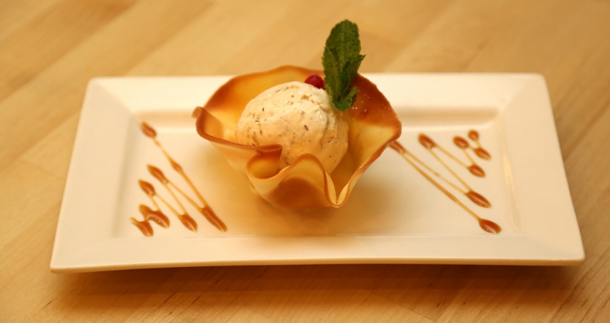 «Максимилианс» Коктейли Здесь угощают коктейлями в традиционном их понимании. Например, в «Меган Фокс» из свежего грейпфру-та, апельсина, лайма и