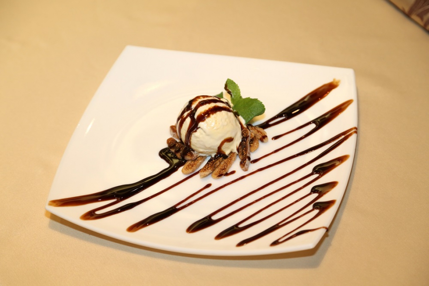 «Старый рояль» Мороженое с сыром В меню - десять видов сливочного и трио фруктовых сорбетов. Готовятся они только из натуральныхпродуктов, без