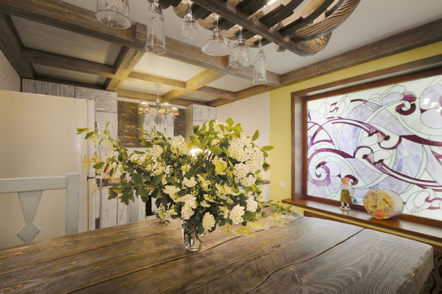 Мастер Алексей Сивков изготовил витраж в пленочной технике. Такой тип витража считается одним из самых безопасных