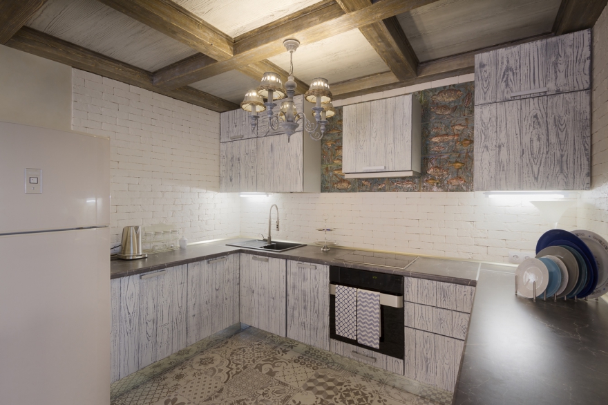 Мастера Topcoat Boutique разработали специальное покрытие для необычного декора фасадов гарнитура, напоминающий заборную доску.