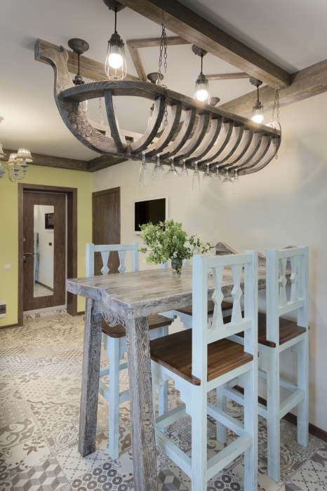 Для пола в салоне «Альфа керамик» выбрали плитку Bristol & Leeds фабрики Diva Ceramicas с динамичным рисунком в стиле пэчворк, но в размытых