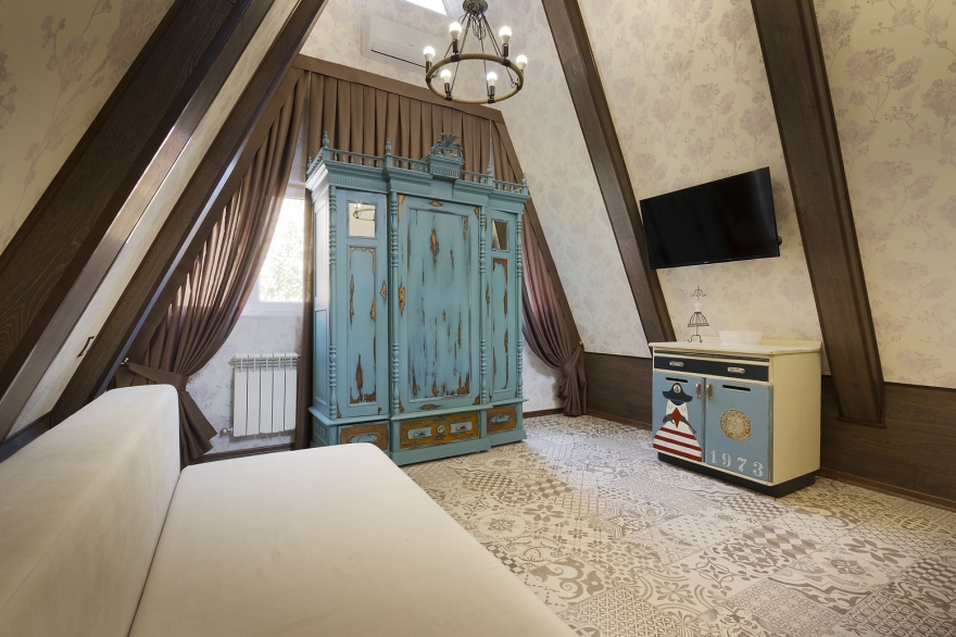 Для декорирования антикварного шкафа салоном Тopcoat Boutique был подобран бирюзовый цвет и уникальная краска, создающая на поверхности натуральную