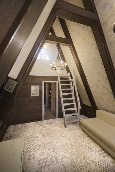 Фальш-балки обшили ламинатом Synchro Tec цвета «дуб шоко» от Kronostar. Он полностью передает фактуру настоящего дерева При выборе обоев с эффектом