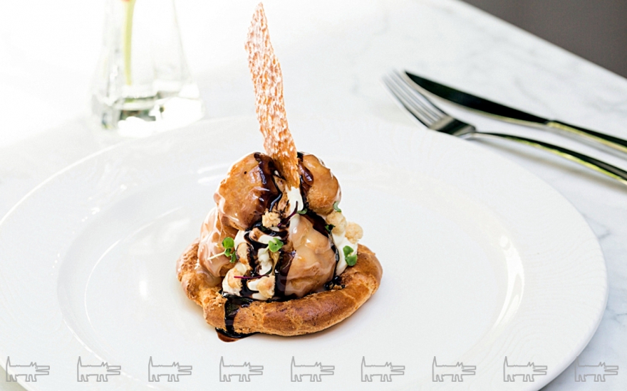 Профитроли с шоколадным соусом