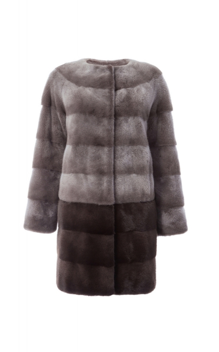 Меховое пальто из норки в стиле колорблокинг (объединение в одном изделии меха разных цветов). Интересная деталь – низ пальто из меха норки
