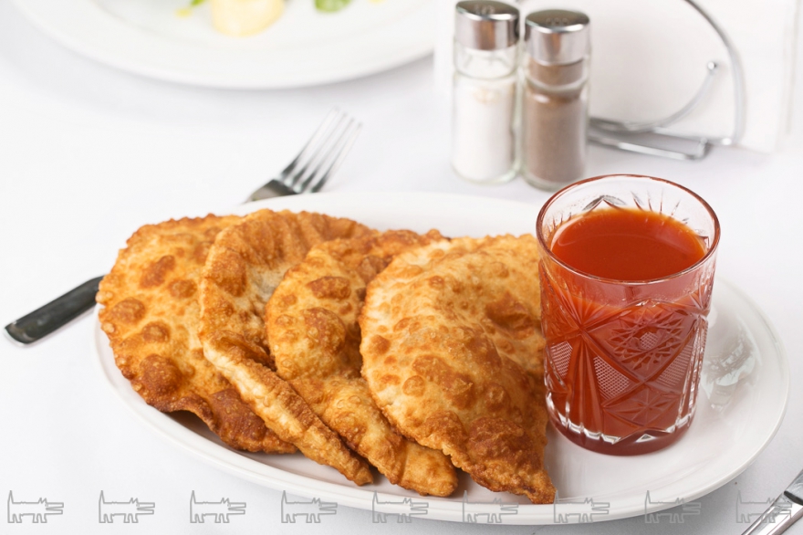 Ленинградские чебуреки с томатным соусом