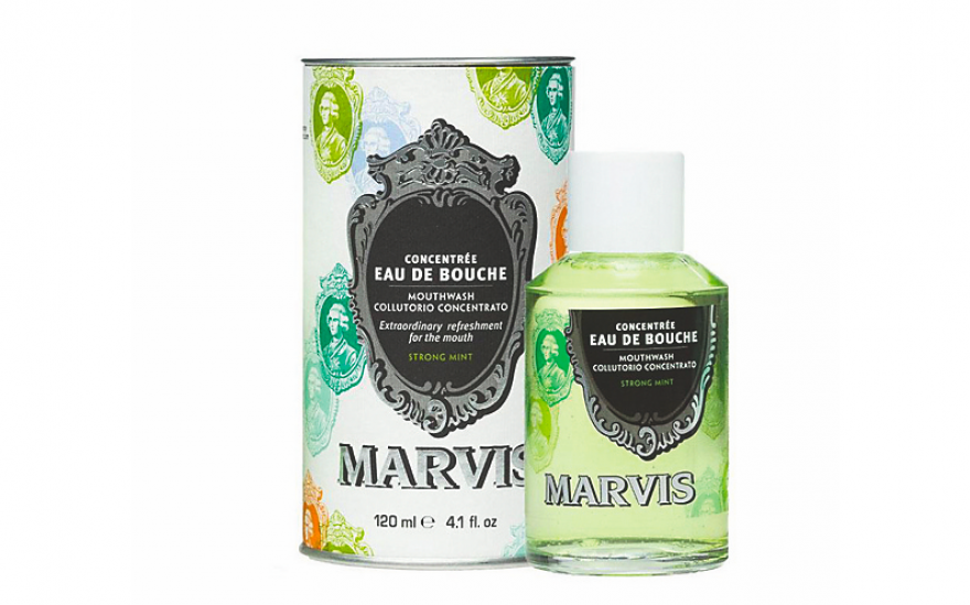 Ополаскиватель Marvis не содержит спирта, зато до краев полон ксилитом и прополисом, которые обеспечивают антимикробное и укрепляющее действие. Перед