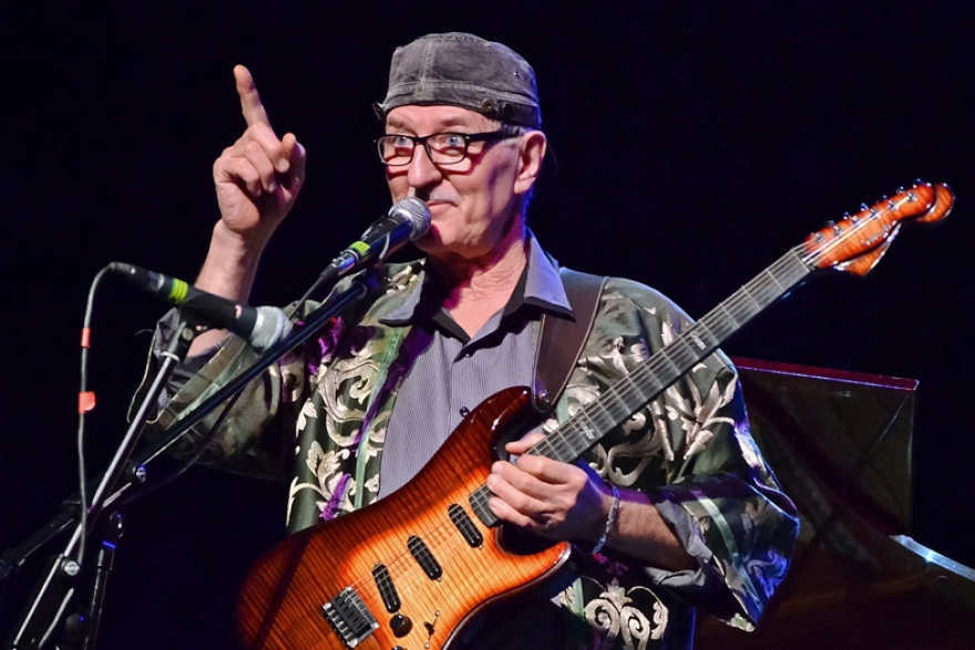 Четверг, 4 августа По одной лишь фотографии можно понять, что Энвер Измайлов очень колоритный музыкант. Сначала он играл рок-музыку и поднаторел в