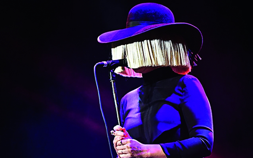 Широкополые шляпы и неон, как у Sia